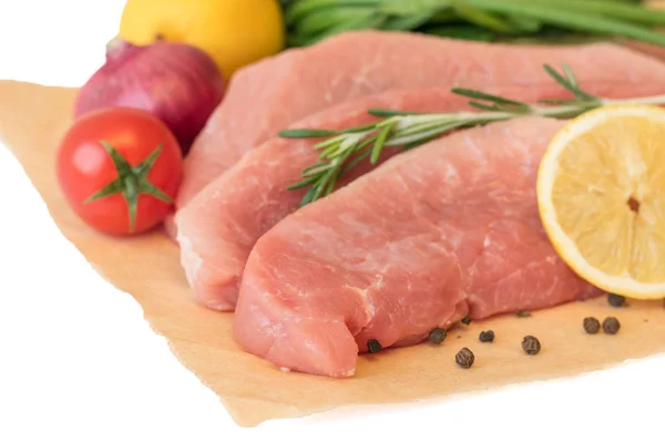 Carne di maiale affettata con verdure e spezie su carta . — Foto Stock