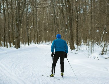 Kros kayağı kış ormandaki adam.