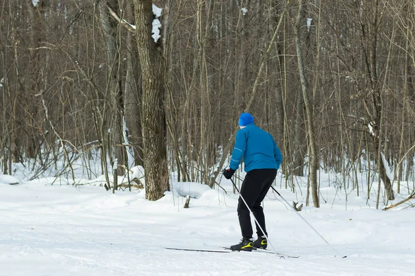 冬の森のクロスカントリー スキーの男. — ストック写真