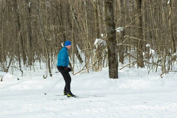 冬の森のクロスカントリー スキーの男. — ストック写真