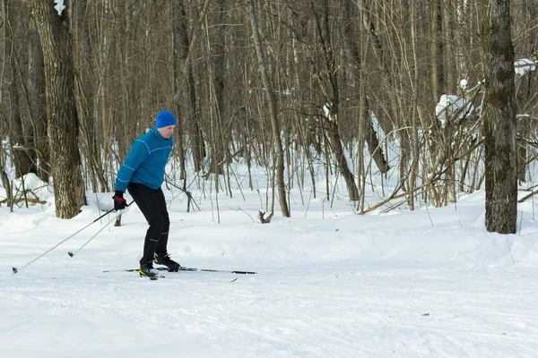 Człowiek na narciarski w zimowym lesie. — Zdjęcie stockowe