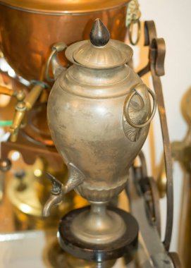 Çay yapmak için eski bir bakır kap.