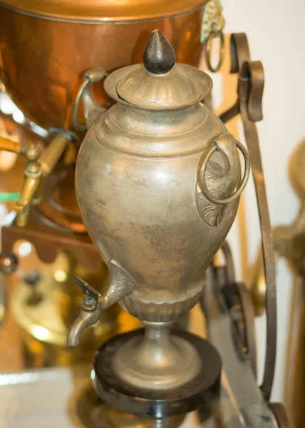 Çay yapmak için eski bir bakır kap.