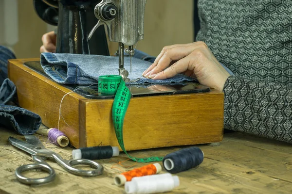 Kot bağbozumu dikiş makinesi dikiş bir kadın.