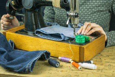 Dikiş dikiş makinesi manuel kot bir kadın.