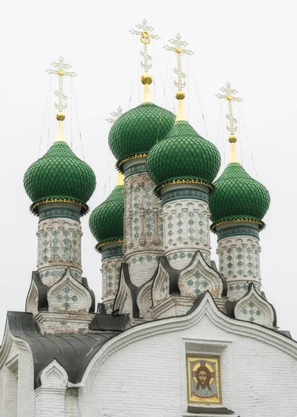 Cúpula verde de una iglesia cristiana contra el cielo . —  Fotos de Stock