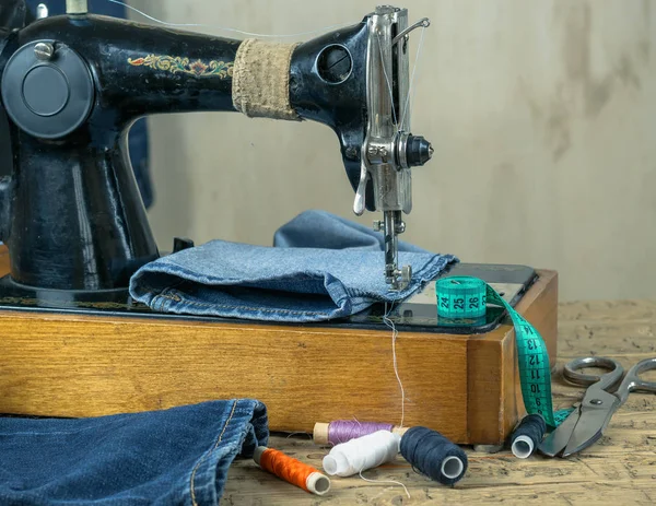 Denim stilleri ve dikiş aksesuarları ile bağbozumu dikiş makinesi.