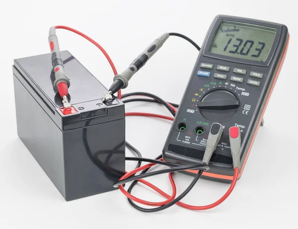 Pil ile beyaz bir arka plan üzerinde dijital ölçme aygıtı bağlı.