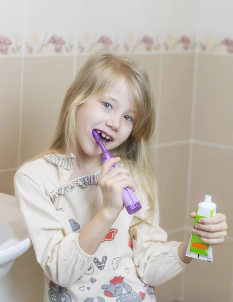 Neşeli kız banyo fırçası Diş fırçalama.