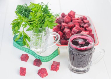 Taze meyve suyu ile kırmızı pancar parçalar koparıp.