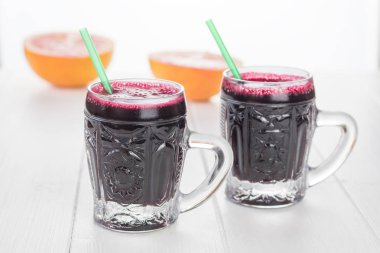 İki cam bardağı greyfurt suyu ve pancar Beyaz ahşap tablo.