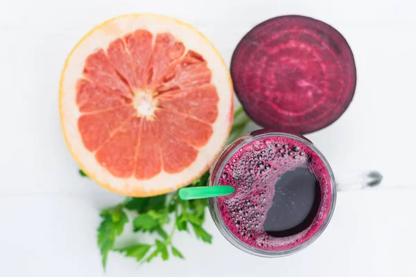 Grapefruit, Rüben, Petersilie und Saft auf weißem Holztisch. — Stockfoto