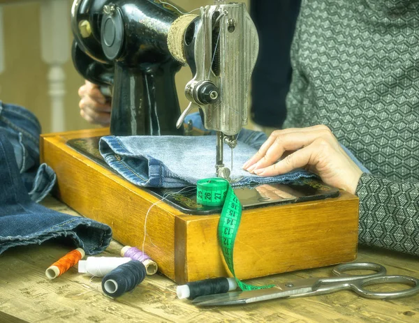 Erkek vintage dikiş makinesi tamir kot eller.