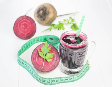 Maydanoz, teyp ve pancar Beyaz ahşap bir masa üzerinde ölçüm.