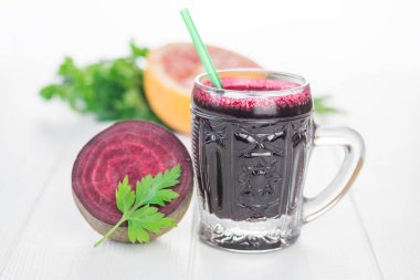 Greyfurt ve ahşap bir masa üzerine maydanoz ile pancar güler yüzlü.