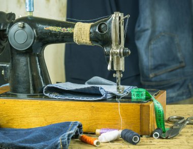 Geçmişte iş parçacığı ve makas ile dikiş makinesi