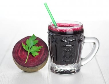 Yaprak maydanoz yarıda pancar ve pancar suyu.