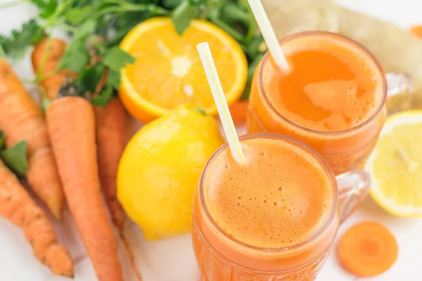 Batido de zanahoria con naranja, limón y raíz de jengibre . — Foto de Stock