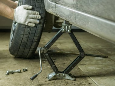 Adam bir araba tekerleği elleriyle yapıyor..