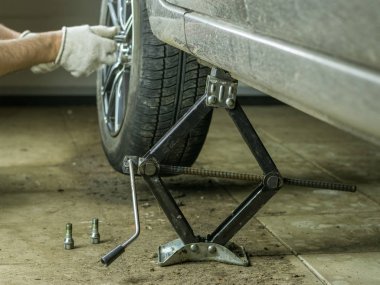 Erkek ellerini vida araba tekerlek içinde geçirdi..