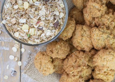 Üstten Görünüm kase müsli ve ev yapımı bisküvi.