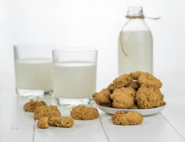 İki bardak süt ve şişe ve ev yapımı bisküvi ile kase.