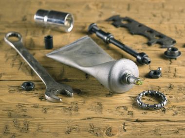 Ahşap masa onarım araçları ve bisiklet için yağ.