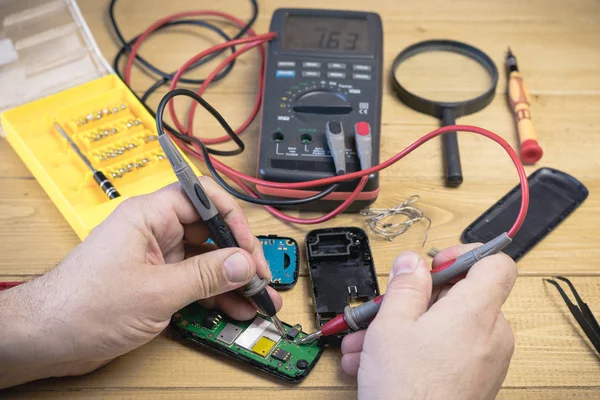 De reparatie mobiele telefoon in de werkplaats. — Stockfoto