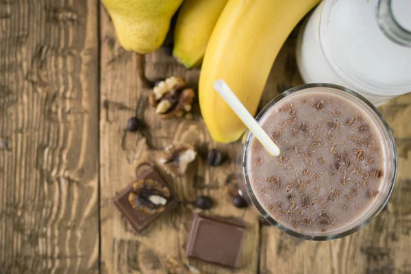 Coklat smoothie dengan pisang dan kacang top view . — Stok Foto