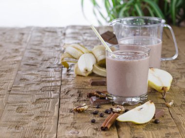 Büyük kupa, çikolata yüzlü rustik ahşap tablo.