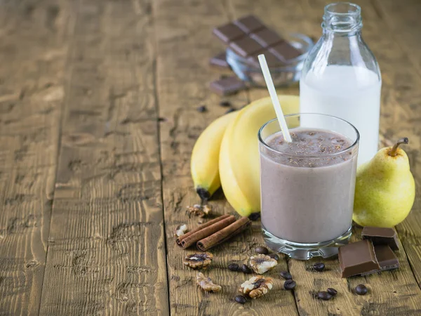 Coklat smoothie dengan susu, kayu manis dan pisang . — Stok Foto