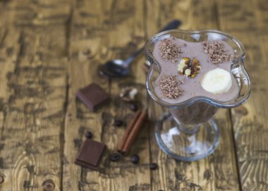 Ahşap bir masa üzerinde Fındıklı çikolata muz smoothie. Bir vejetaryen diyet kavramı.