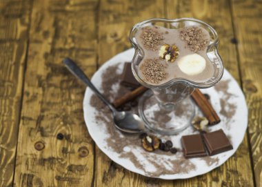 Beyaz tabakta Fındıklı çikolata muz smoothie.