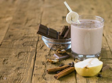 Tarçın, armut ve çikolata güler yüzlü bir ahşap tablo.