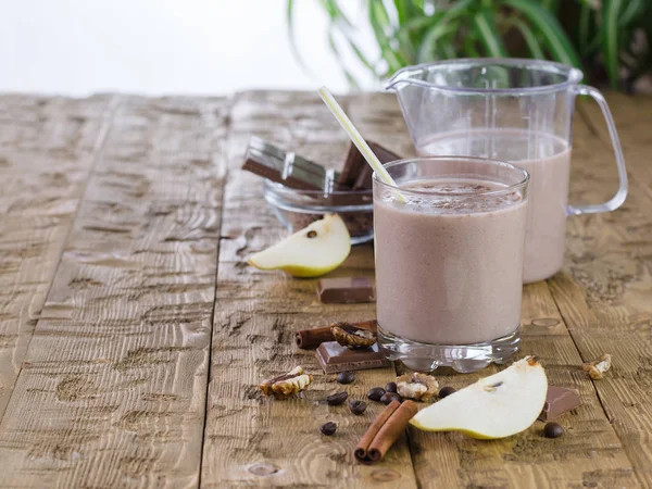 Segelas besar smoothie coklat dengan pir di bangku . — Stok Foto