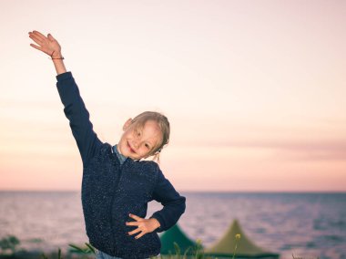 Deniz arka planda yükseltilmiş el ile güzel kız.