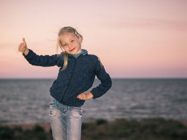 Kız deniz akşam kıyıları de başka bir şey gösterir.