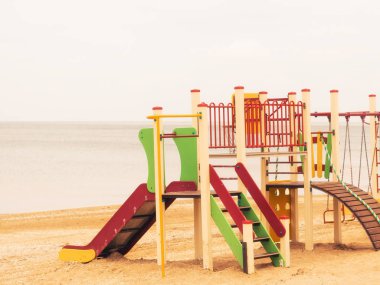 Çocuk karmaşık deniz kum plajındaki.