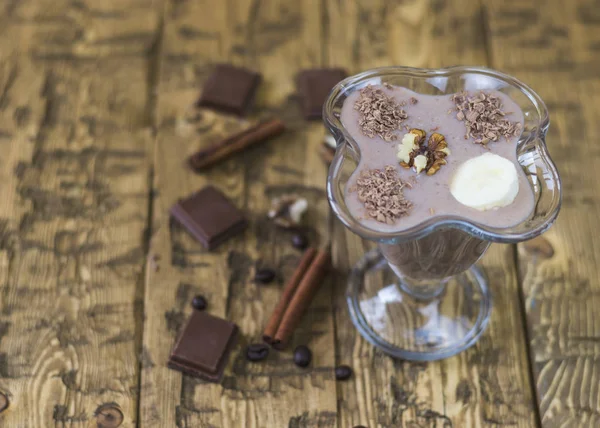 Coklat dessert dengan kayu manis dan kenari dalam vas kaca . — Stok Foto