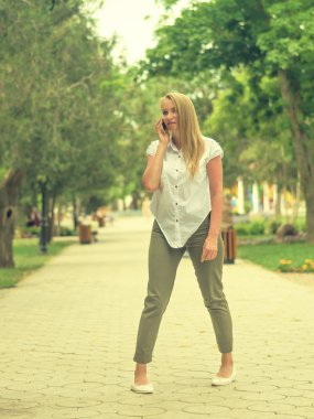 Kadın sokakta şehir Park müzakerelerinin.