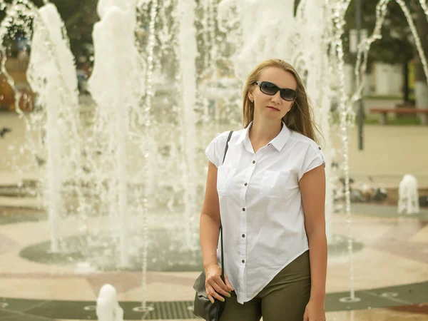 Hermosa mujer con bolso en sus gafas de sol de hombro . — Foto de Stock