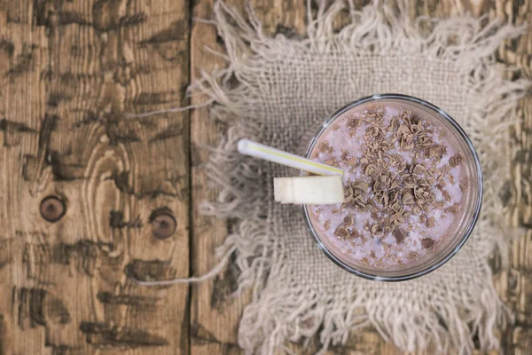 Çuval bezi parçası üzerinde bir muz ile fincan çikolatalı güler yüzlü üzerinde Üstten Görünüm.