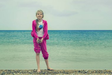 Hava serin kıyısında oynayan bir çocuk.