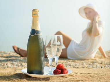 Bardak şampanya sahilde ile taze çilek.