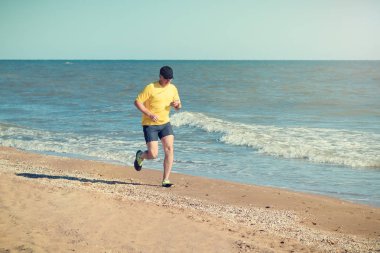 Bir adam senin iş elektronik cihaz üzerinde kontrol eder..