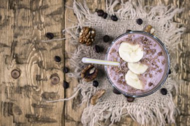 Çikolatalı Milk shake üst yüzen muz doğranmış parçaları.
