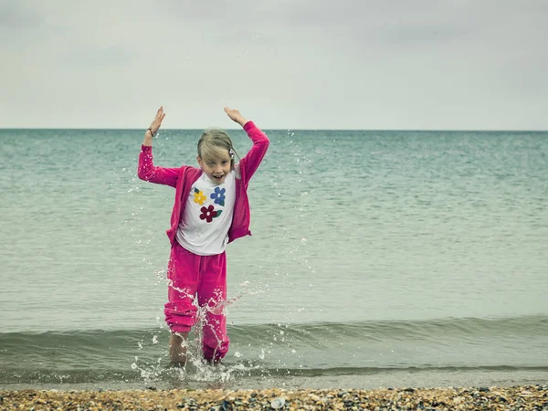 Eğlenceli kız soğuk deniz suyu atıyor.