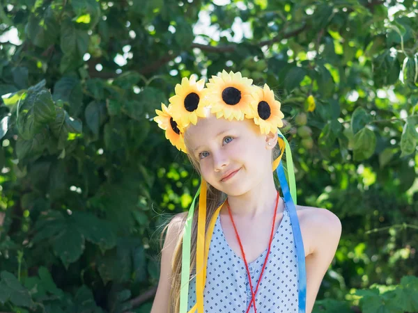 Menina com decoração de flores na cabeça olha . — Fotografia de Stock