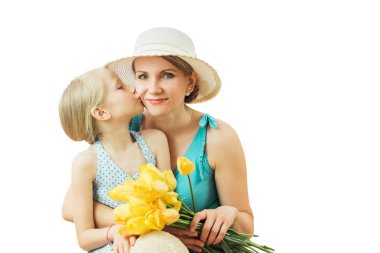 Kız annesi beyaz arka plan üzerinde izole ne kadar sevdiğini gösterir.