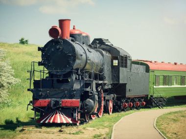 Klasik vintage tren yaz günü parça üzerinde yeşil bir araba ile.